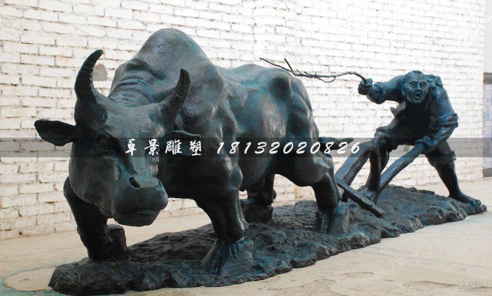銅雕耕牛，耕地銅牛雕塑