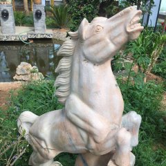 晚霞紅馬雕塑，廣場石雕馬