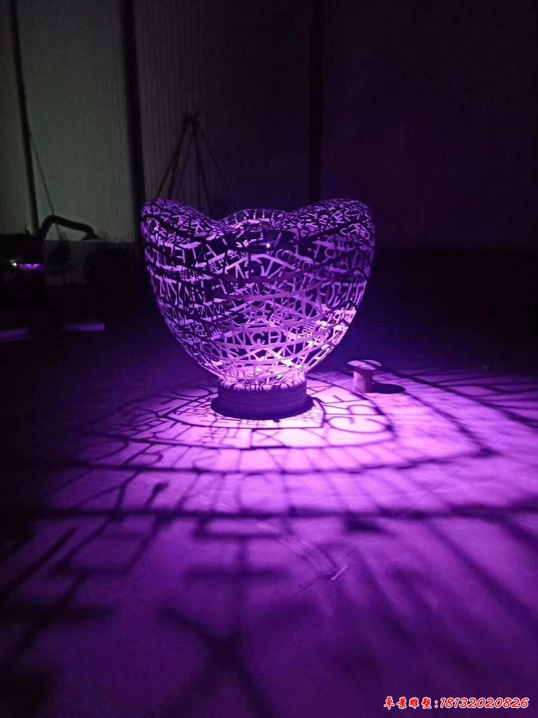 不銹鋼發光鏤空元寶雕塑