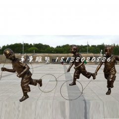 公園滾鐵環的兒童銅雕