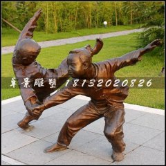 小孩摔跤銅雕，公園小品人物雕塑