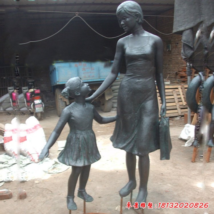 步行街人物雕塑，廣場現(xiàn)代人物銅雕