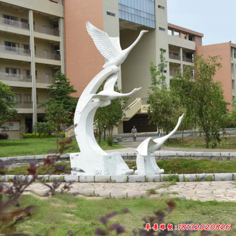 小區仙鶴展翅石雕 (1)