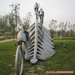 不銹鋼騎車(chē)人物雕塑