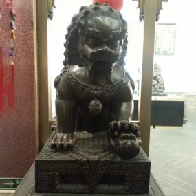 銀行門口銅獅子