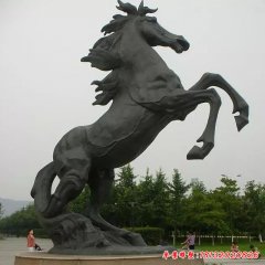 奮進的馬雕塑