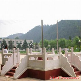 校園的升旗臺(tái)字