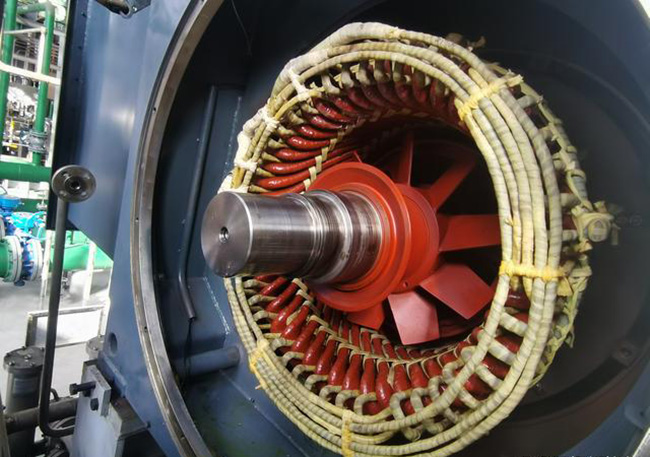 西瑪電機(jī)工作人員正在對一臺高壓同步電機(jī)進(jìn)行檢修